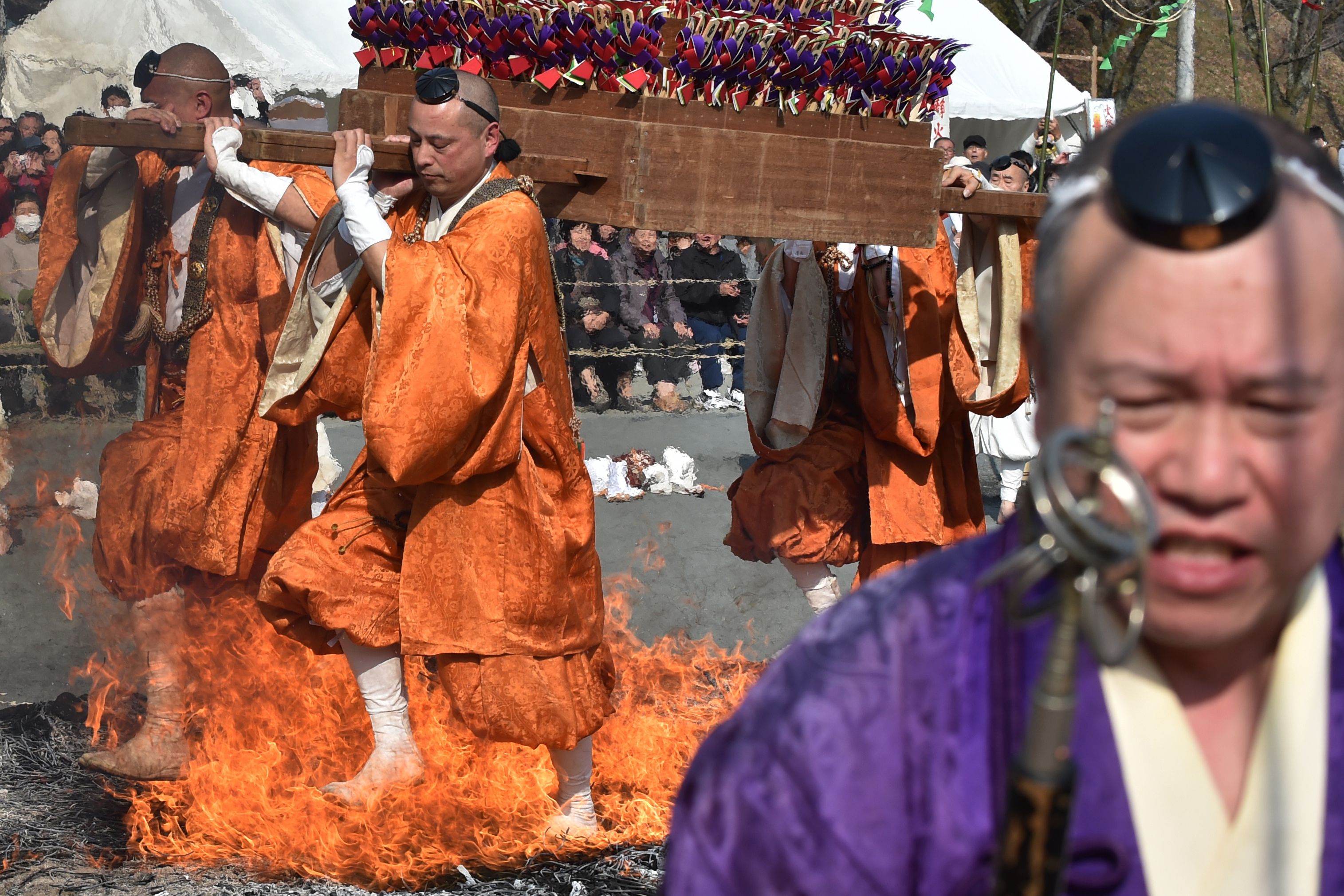 الرهبان البوذيون يسيرون على الأقدام حفاة فوق النار