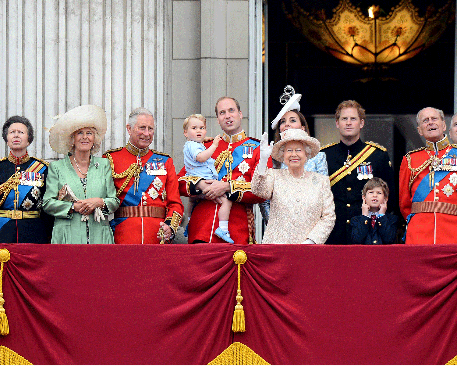 أعضاء الأسرة المالكة يطلون من شرفة قصر باكنجهام