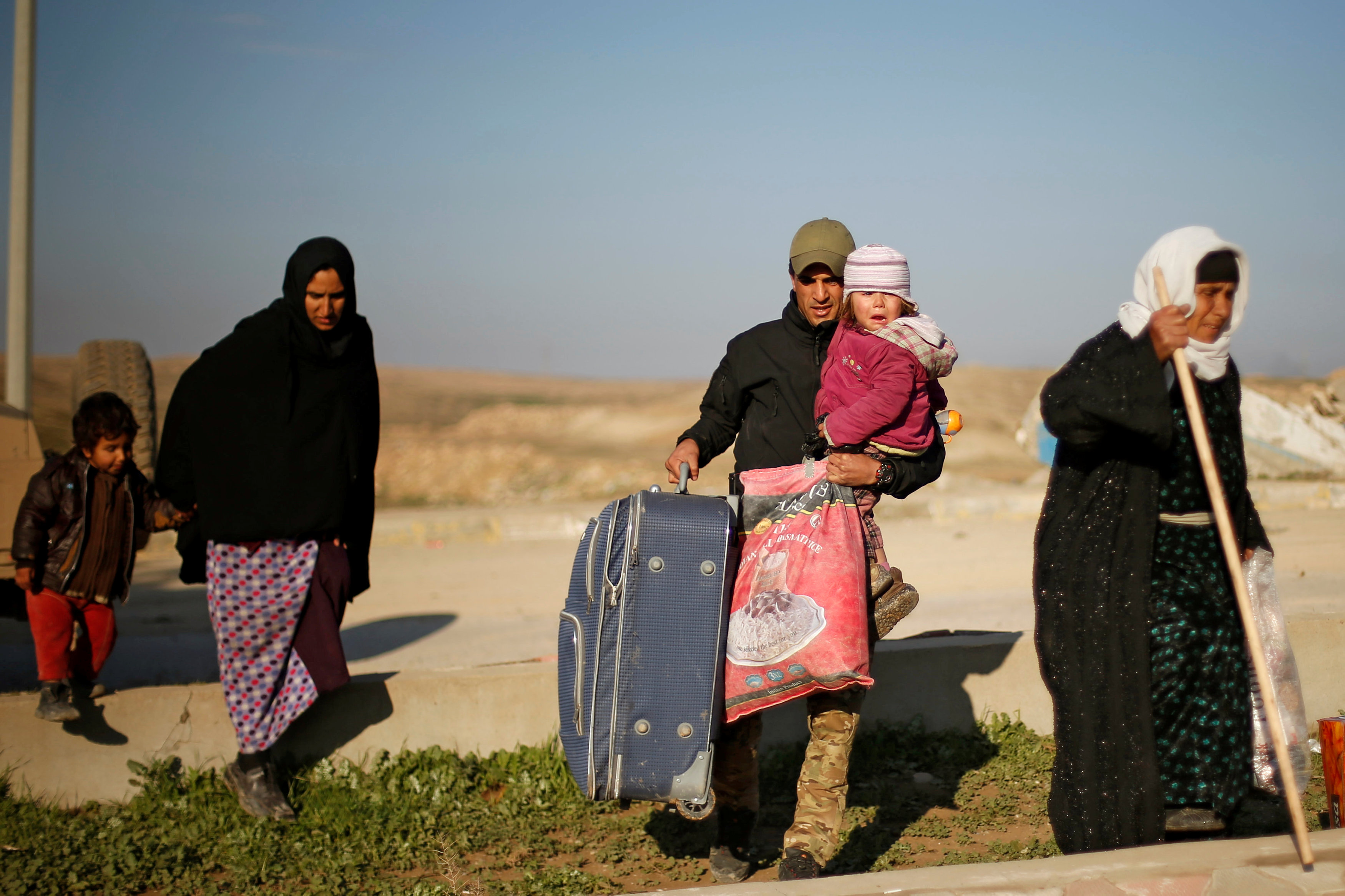 أسرة تصل معسكر للأمن عقب نزوحها من الموصل