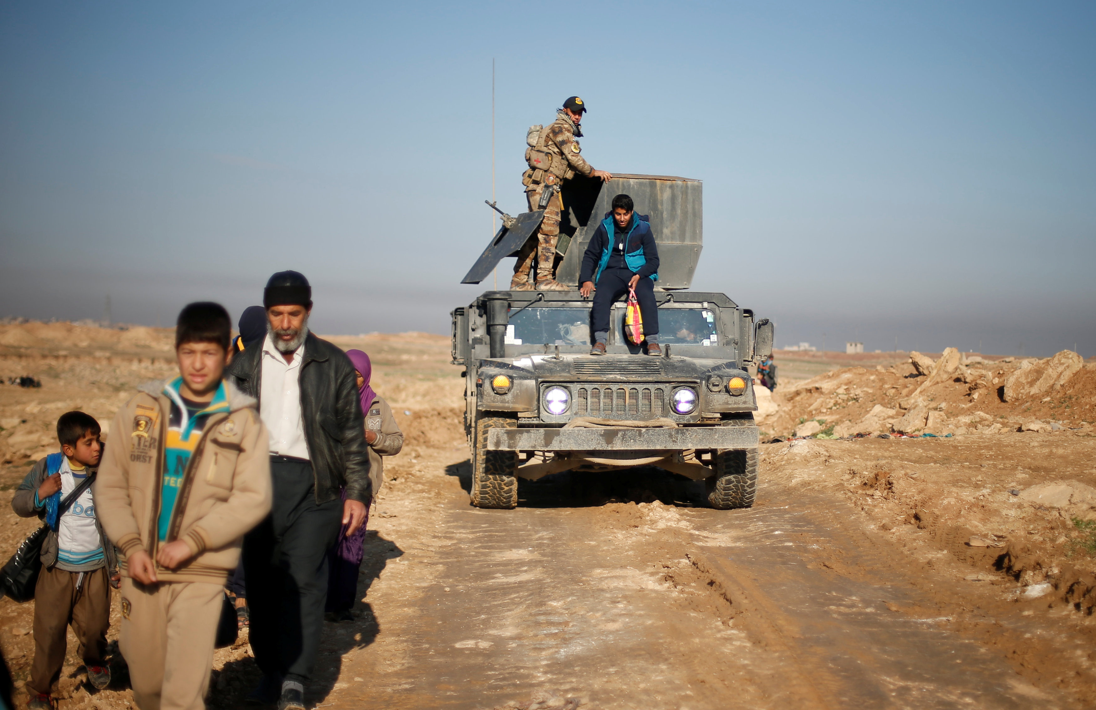 قوات الجيش تؤمن خط سير النازحين العراقيين