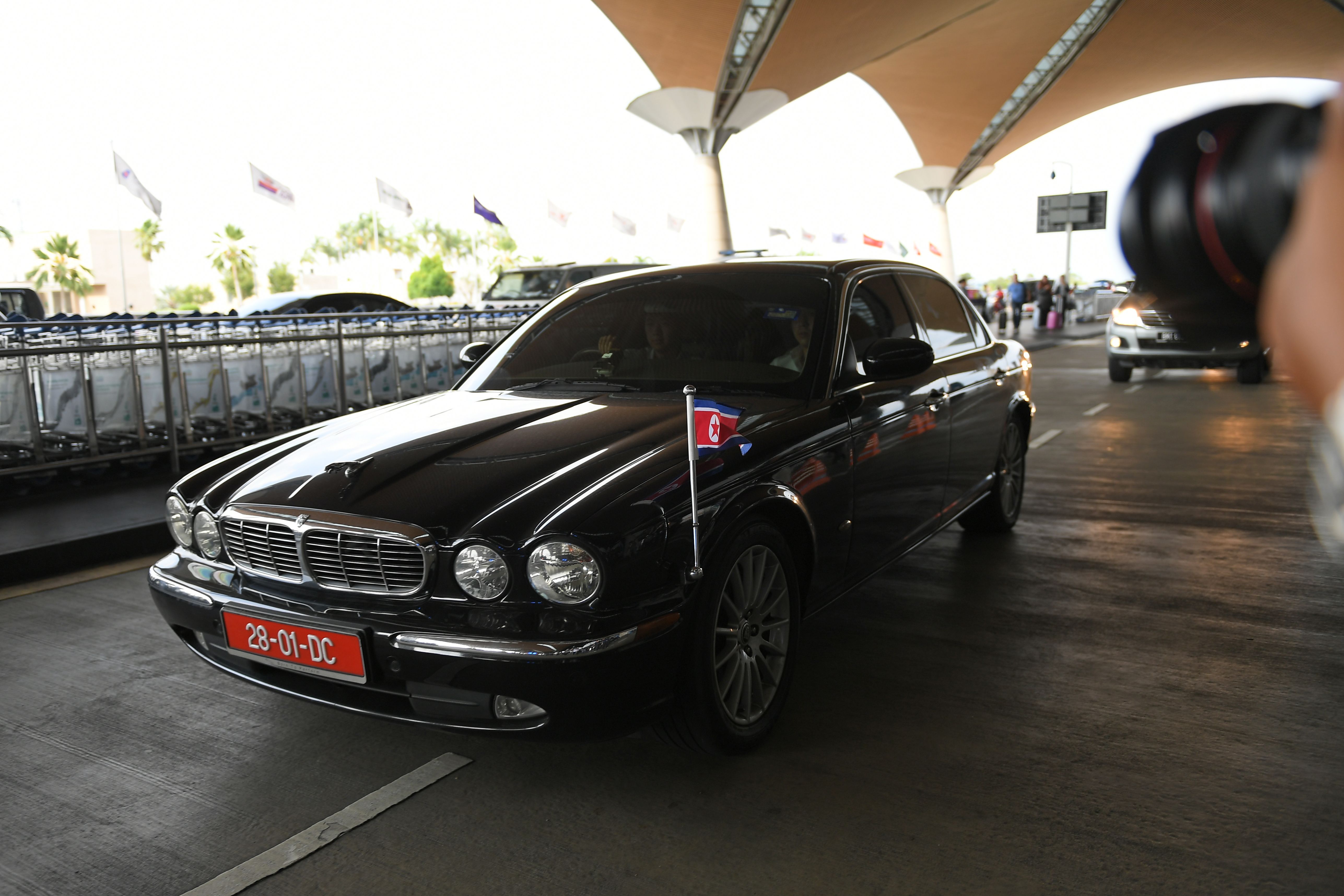 سيارة دبلوماسية تنقل سفير كوريا الشمالية لمطار كوالالمبور