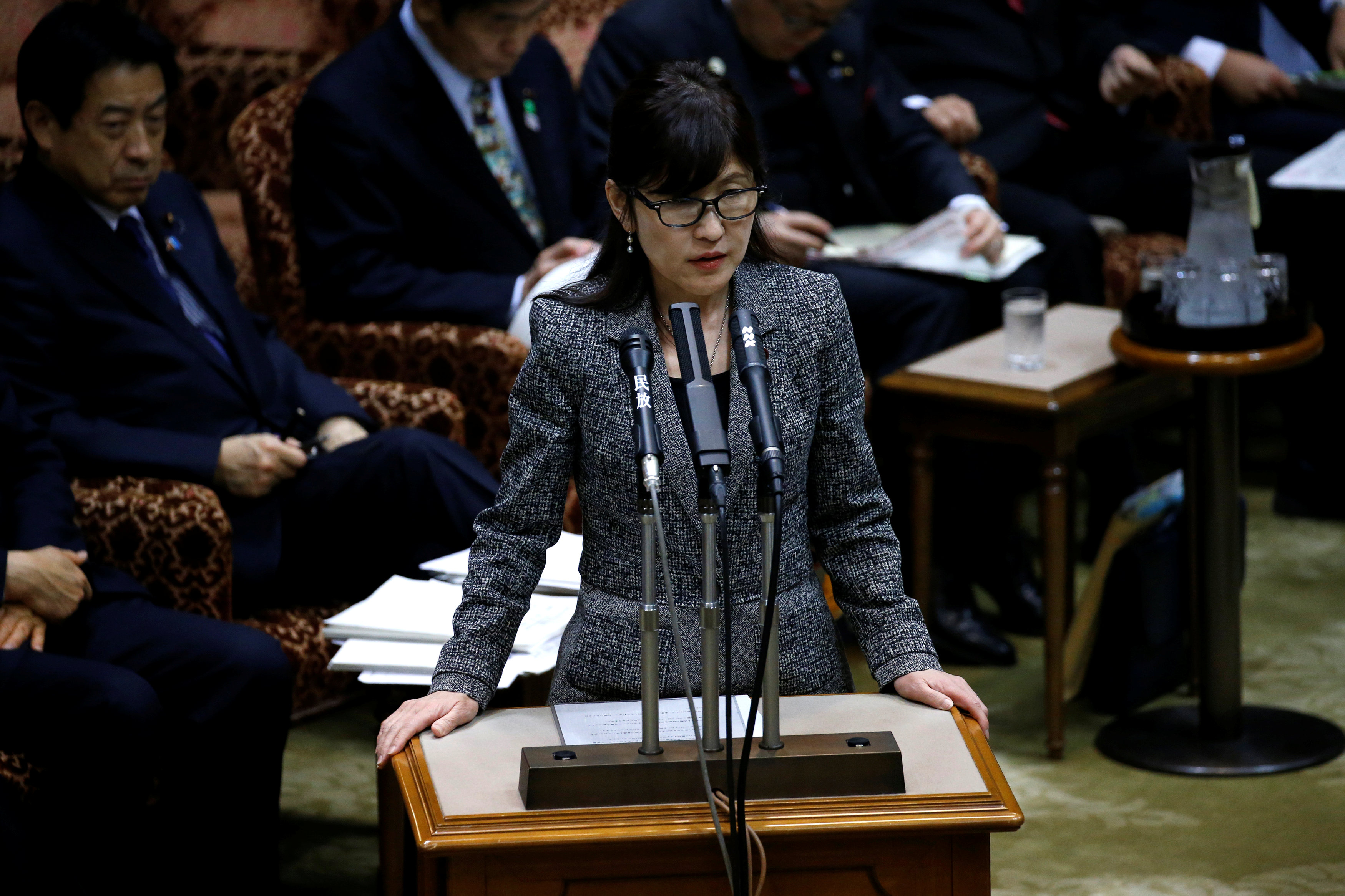 تومومى إينادا وزيرة الدفاع اليابانية  تعطى تصريحات صحفية