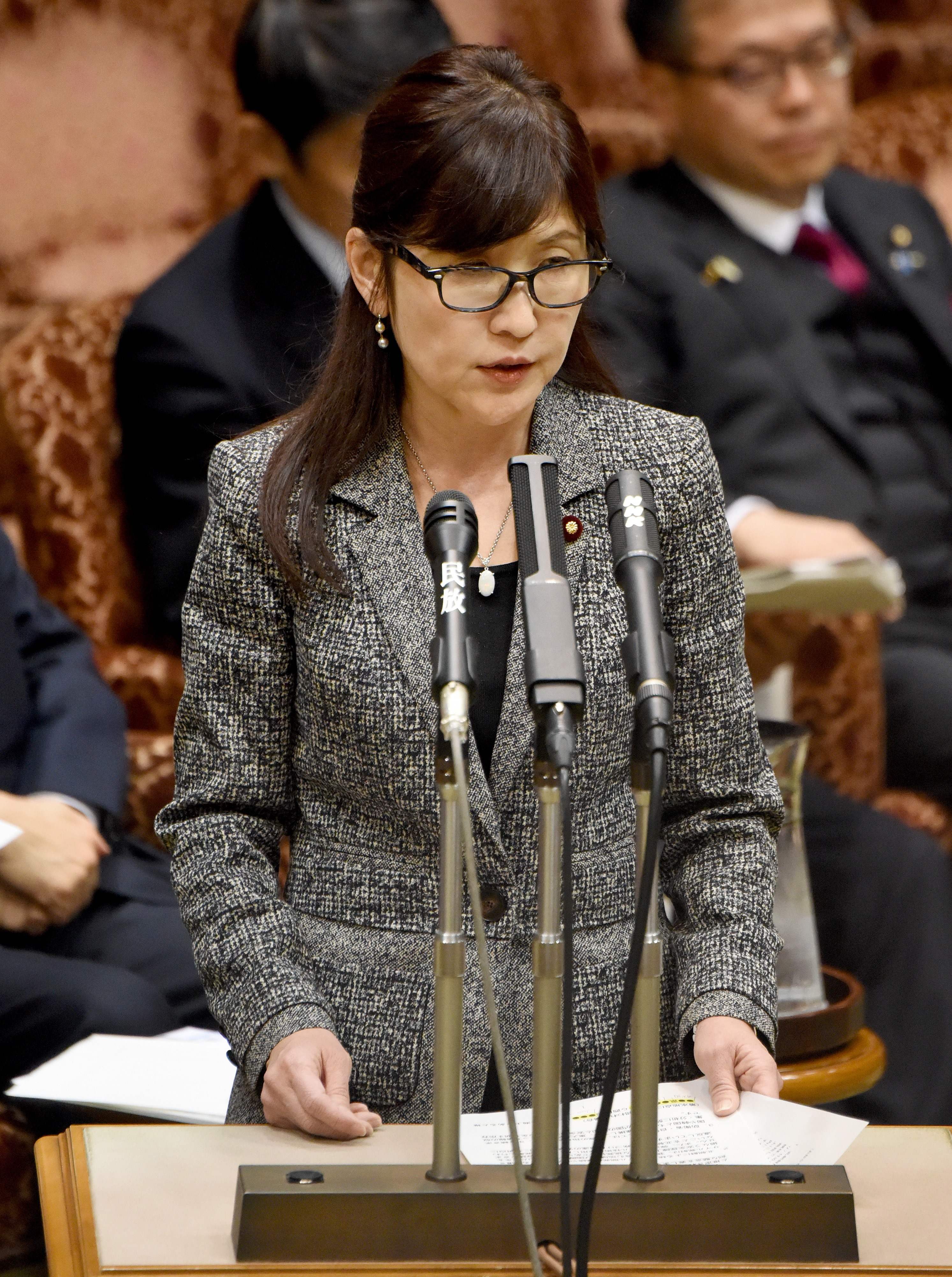 تومومى إينادا وزيرة الدفاع اليابانية  تلقى تصريحات عقب صواريخ كوريا الشمالية