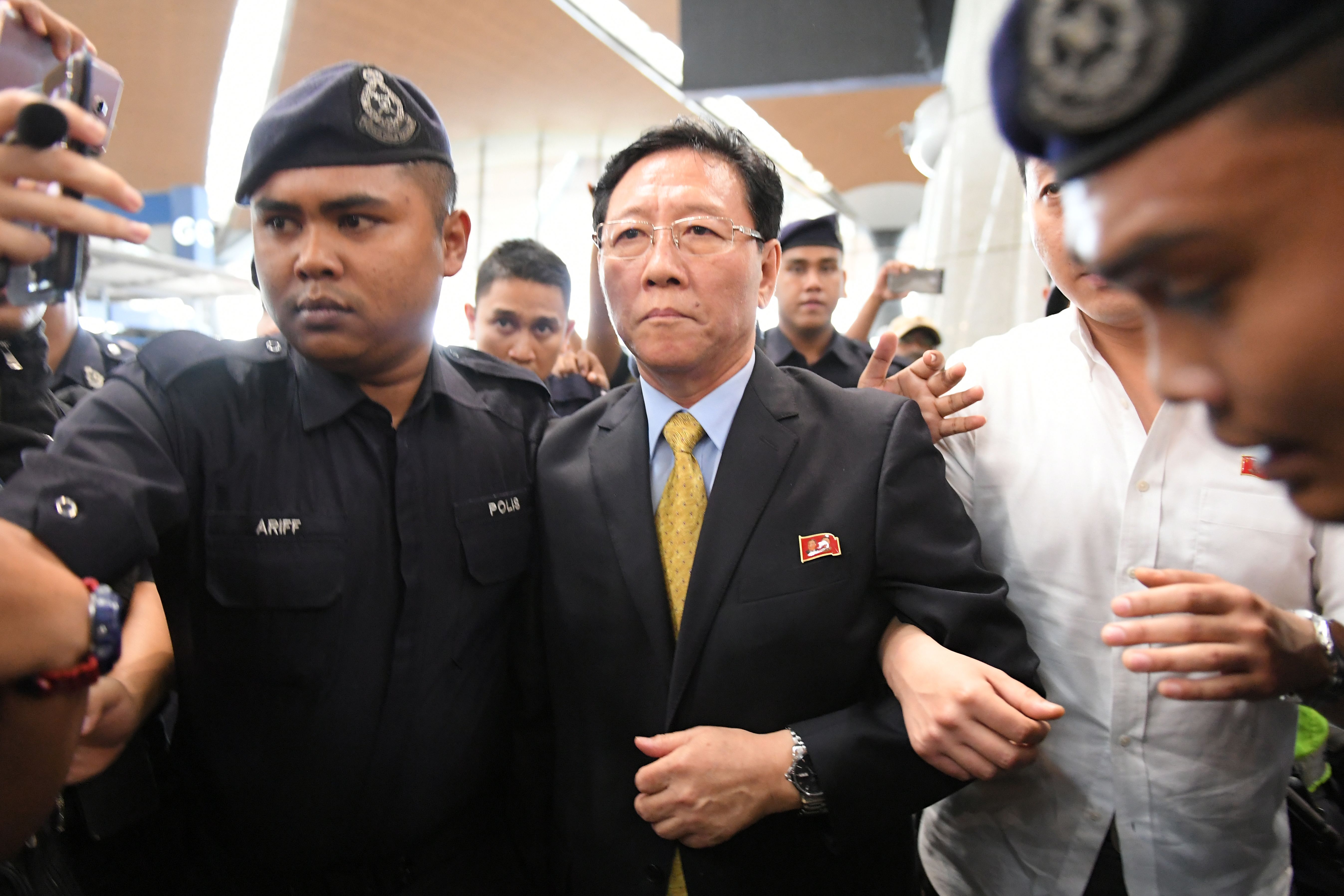 الشرطة الماليزية ترافق سفير كوريا الشمالية إلى مطار كوالالمبور