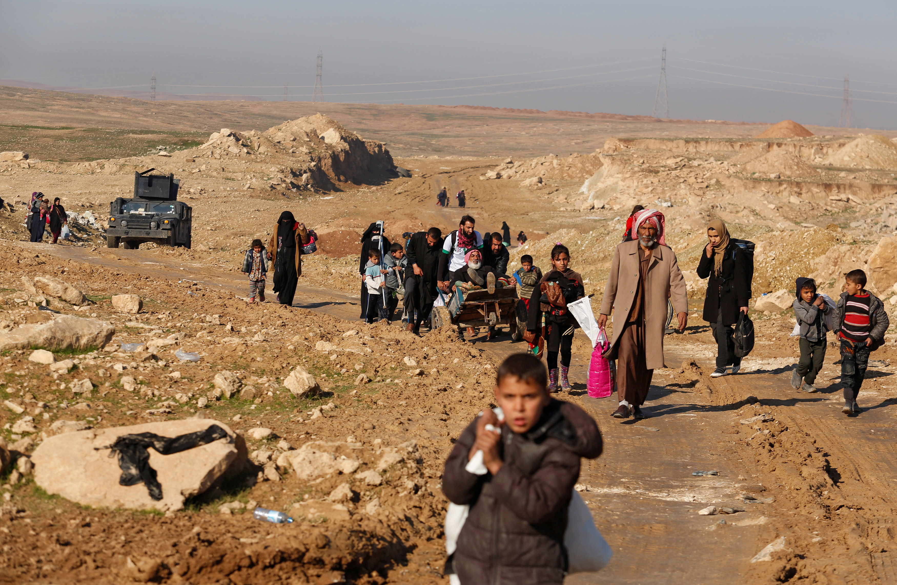 الأسرة النازحة من الموصل تصل معسكرات الأمن