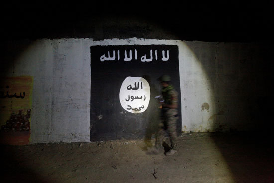 علم داعش داخل مقر سرى للتدريب فى الموصل