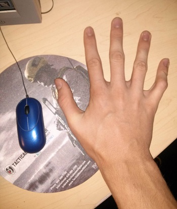يده أطول من الفأرة فيستخدم اصبع واحد فقط