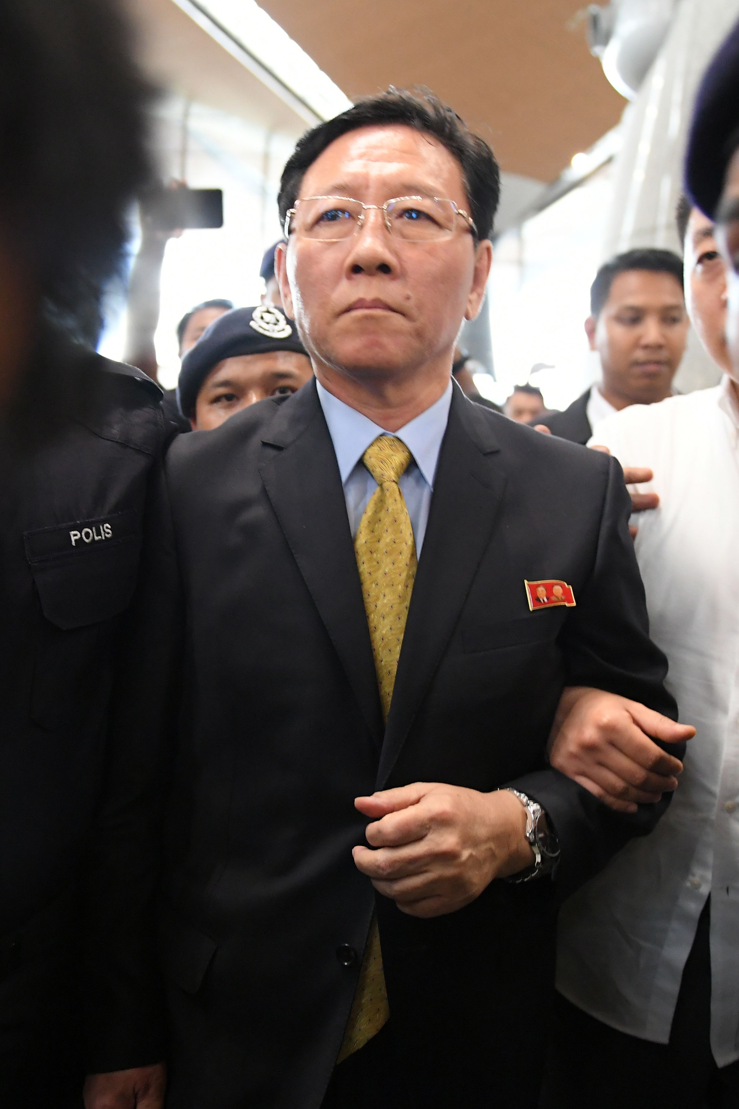 كانج تشول سفير كوريا الشمالية خلال مغادرته ماليزيا