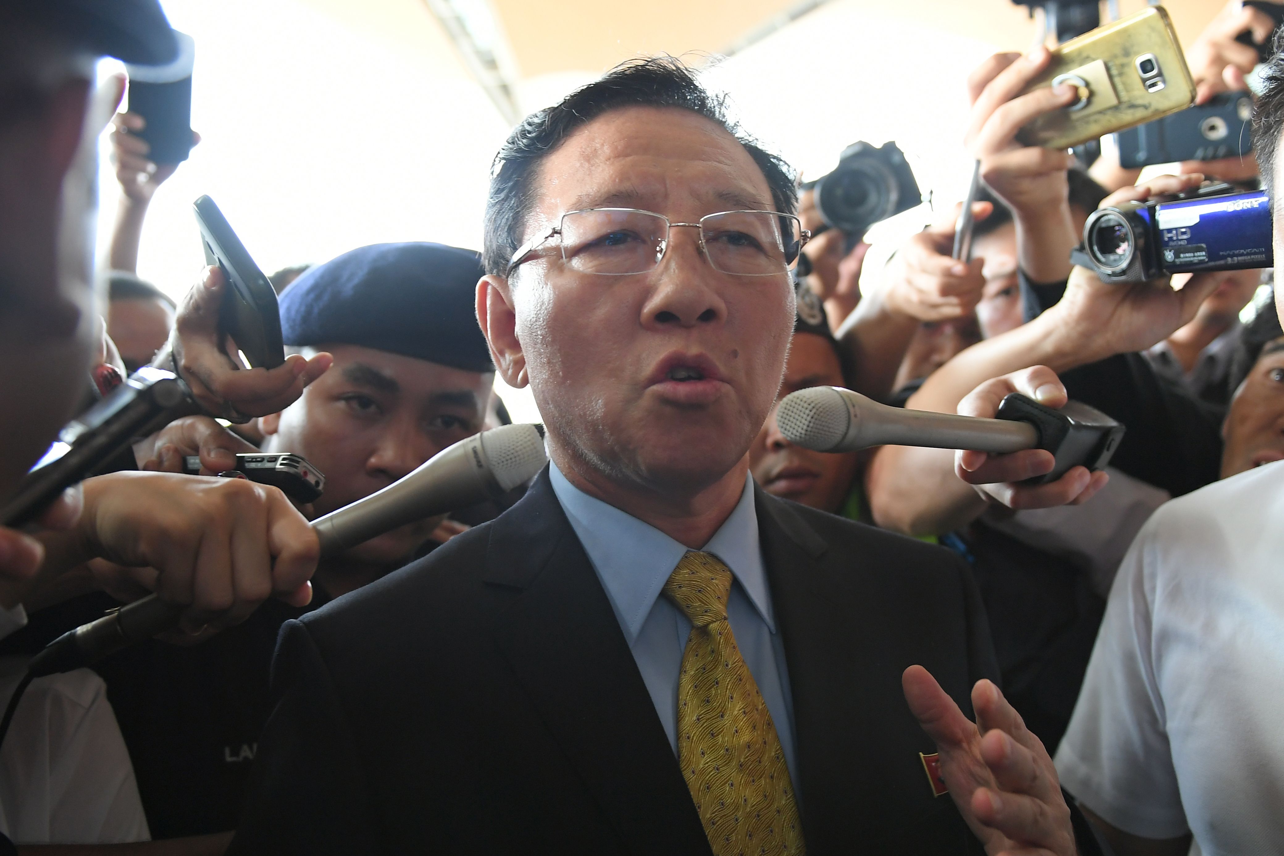 سفير كوريا الشمالية يتحدث لوسائل الإعلام قبل مغادرته ماليزيا