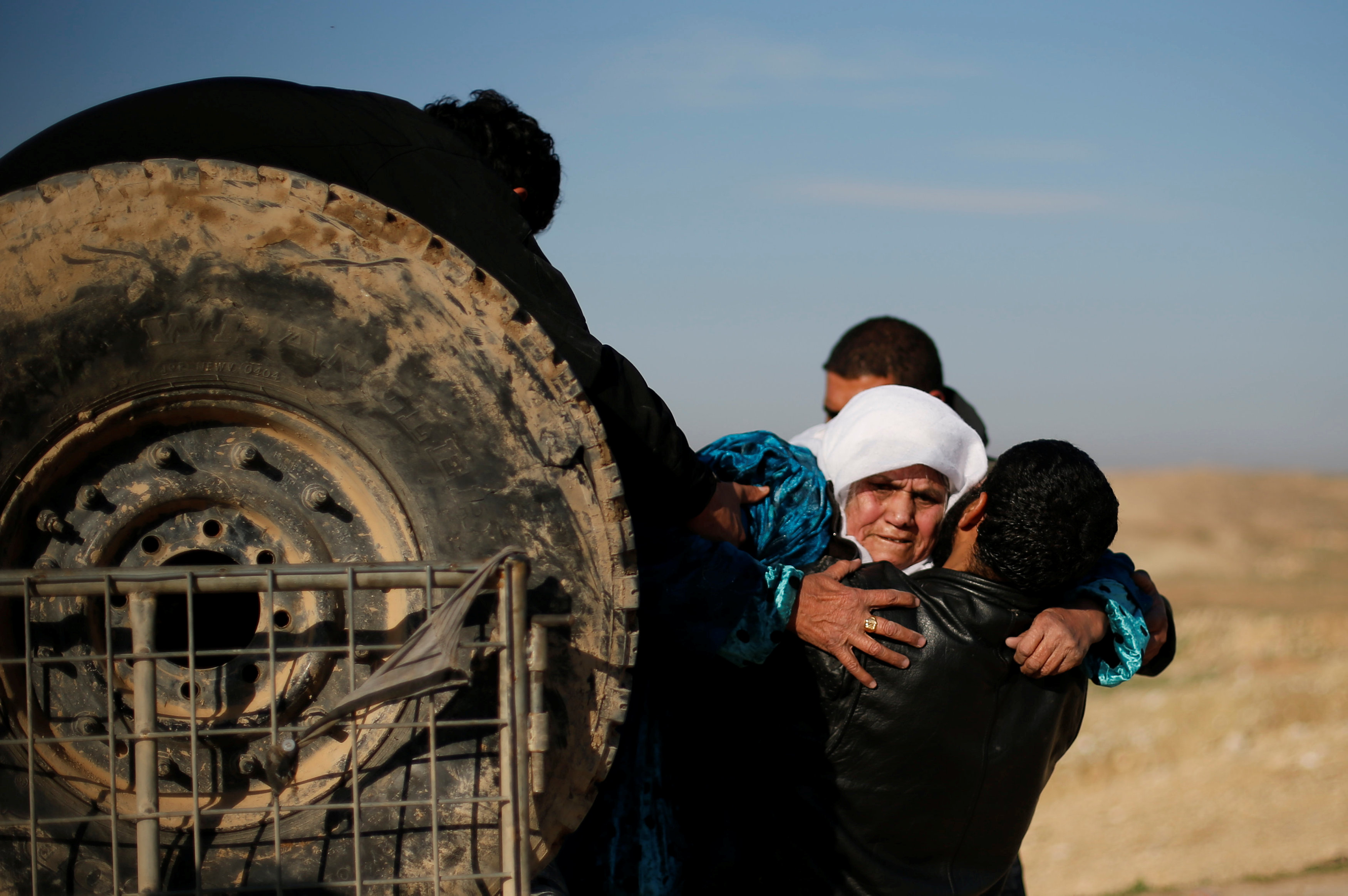 شاب يحمل سيدة فور وصولها لمعسكر القوات العراقية