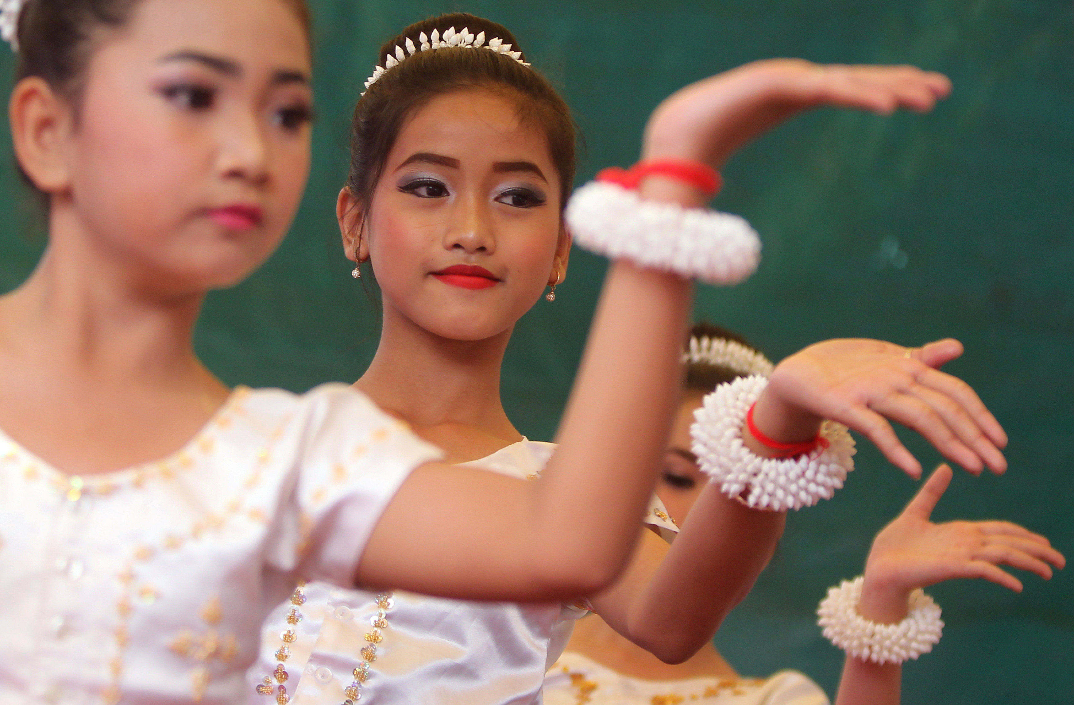 تجهيز عروض فنية للاحتفال بيوم المرأة فى كمبوديا