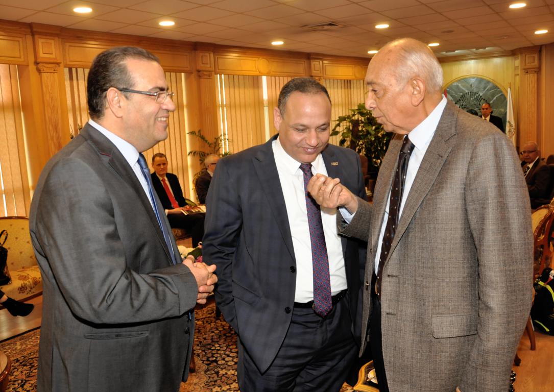 رئيس جامعة المنصورة يتحدث مع الدكتور محمد غنيم 
