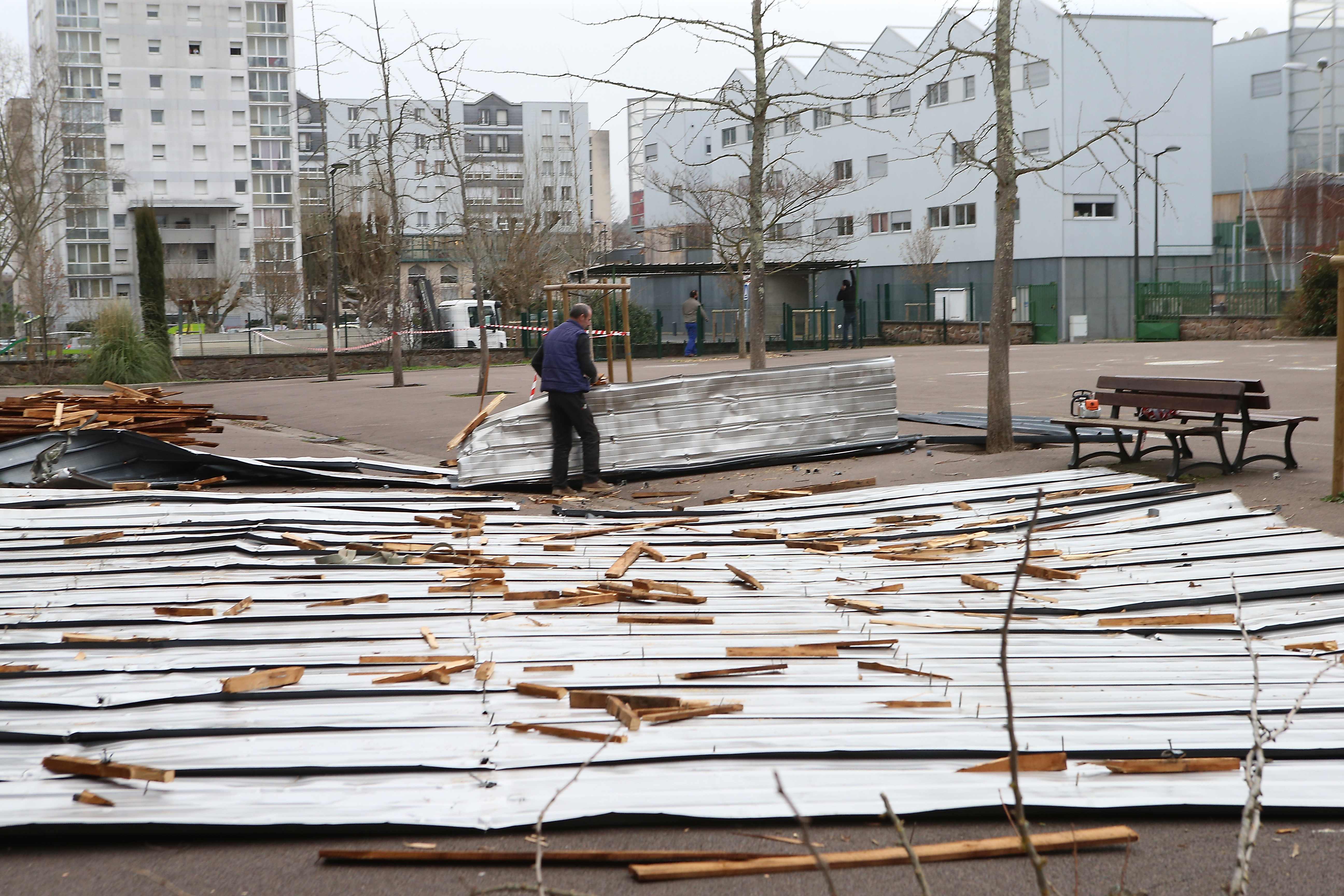 سقوط سقف مدرسة بسبب عاصفة شديدة فى فرنسا
