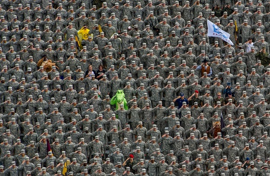 تحية أثناء النشيد الوطني قبل لعبة NCAA الكلية لكرة القدم بين الجيش وستانفورد