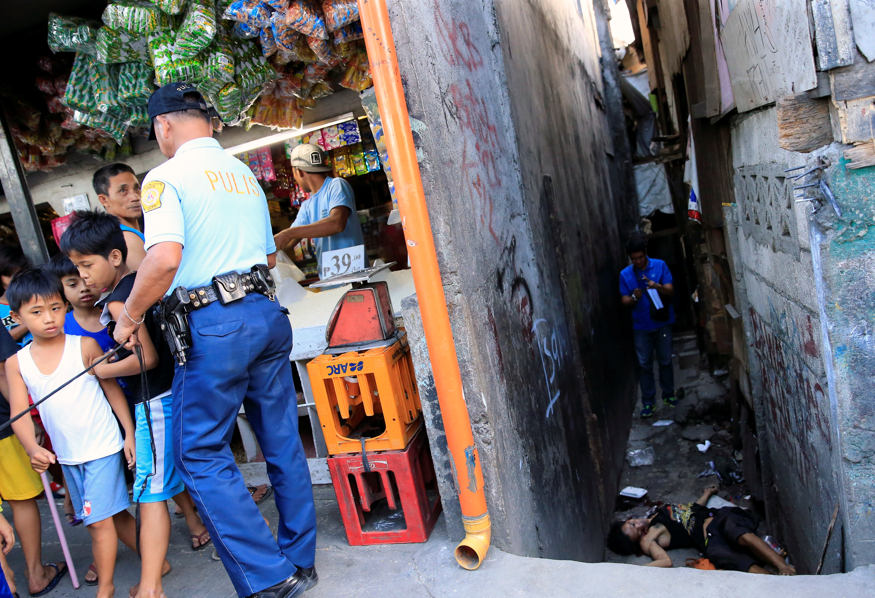 الشرطة الفلبينية تبعد الأطفال عن موقع الحادث