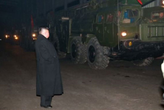 زعيم كوريا الشمالية يتابع نقل الصواريخ
