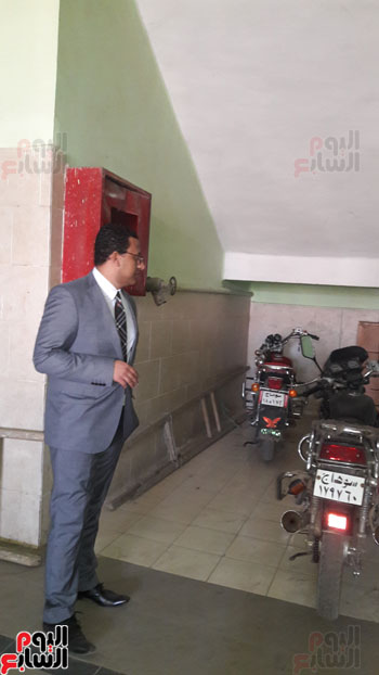 نائب رئيس هئية النيابة وعضو النيابة أثناء معاينة حالة الصرف بالمستشفى