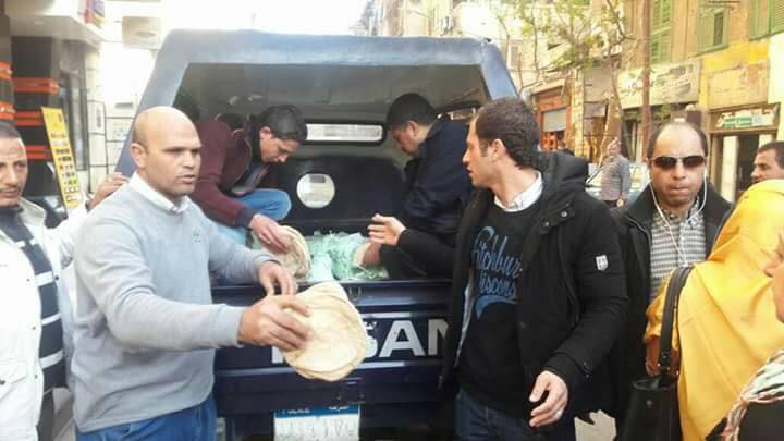 توزيع الخبز على المواطنين بالإسكندرية