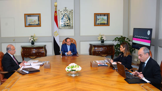 الرئيس السيسى يوجه بعقد لقاءات مع المستثمرين ودعم المشروعات الصغيرة (1)