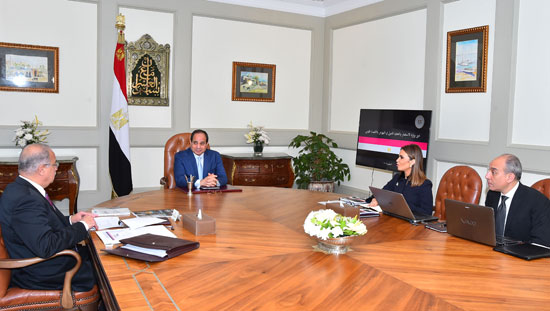 الرئيس السيسى يوجه بعقد لقاءات مع المستثمرين ودعم المشروعات الصغيرة (2)