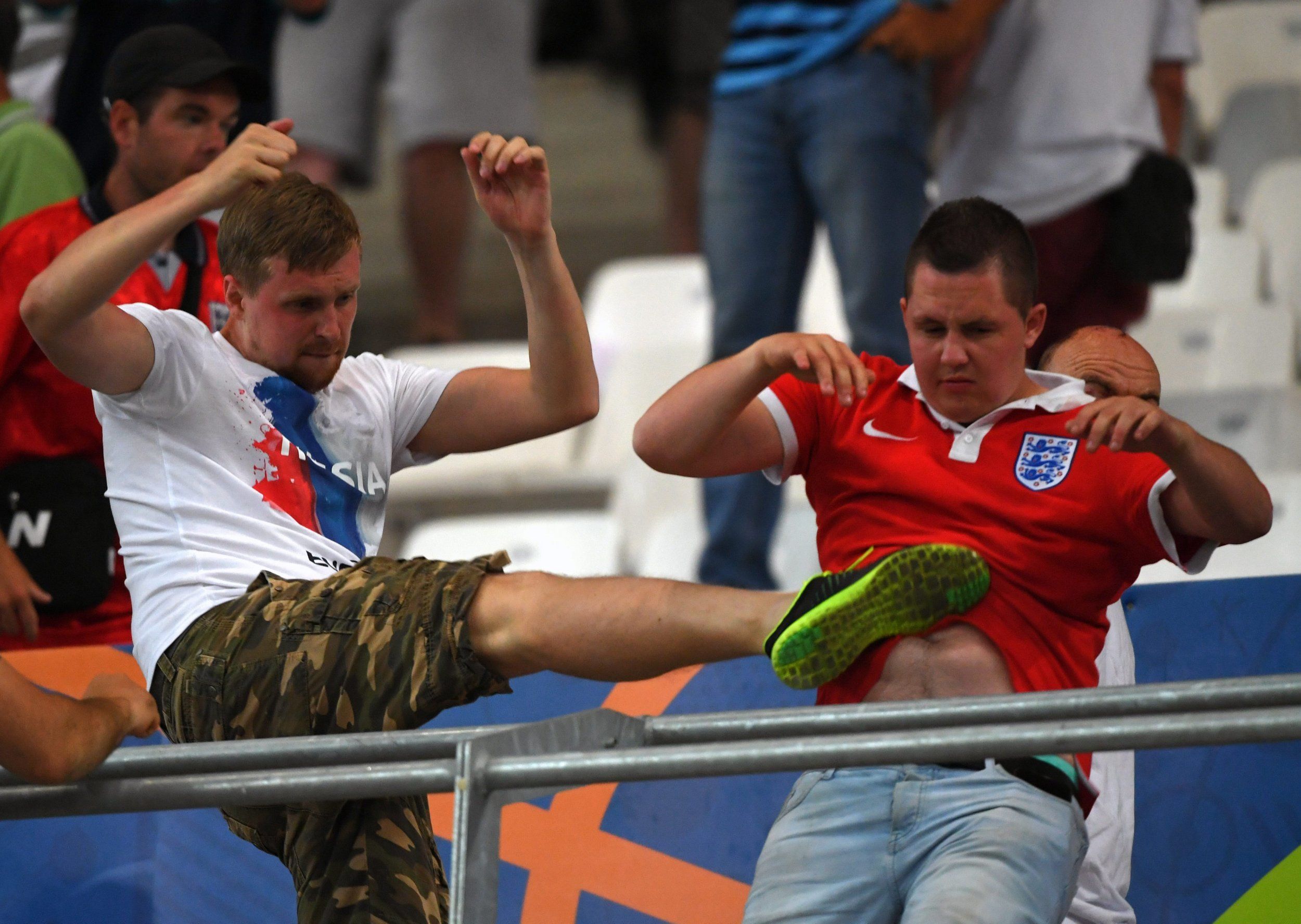 مشجع روسي يضرب مشج إنجليزى خلال مباراة المنتخبين فى اليورو