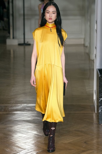 •	فستان بسيط باللون الأصفر 