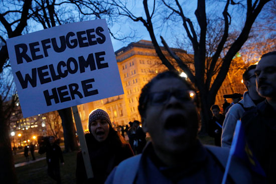 لافتات-ترحب-باللاجئين-أثناء-المظاهرات