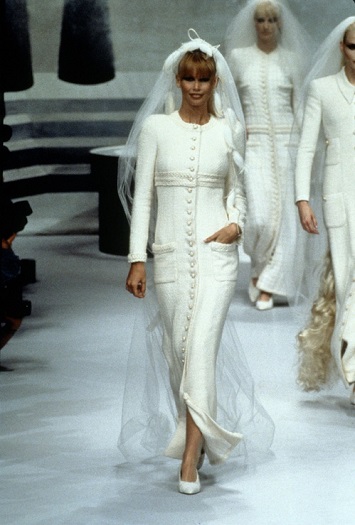 فستان زفاف شانيل من مجموعة خريف وشتاء عرض أزياء 1994-1995