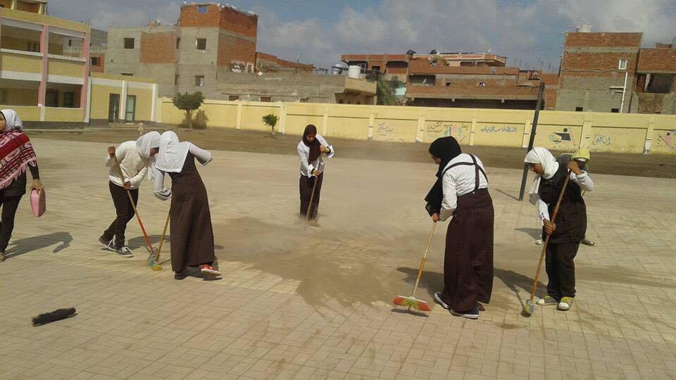 الطالبات خلال تنظيف المدرسة