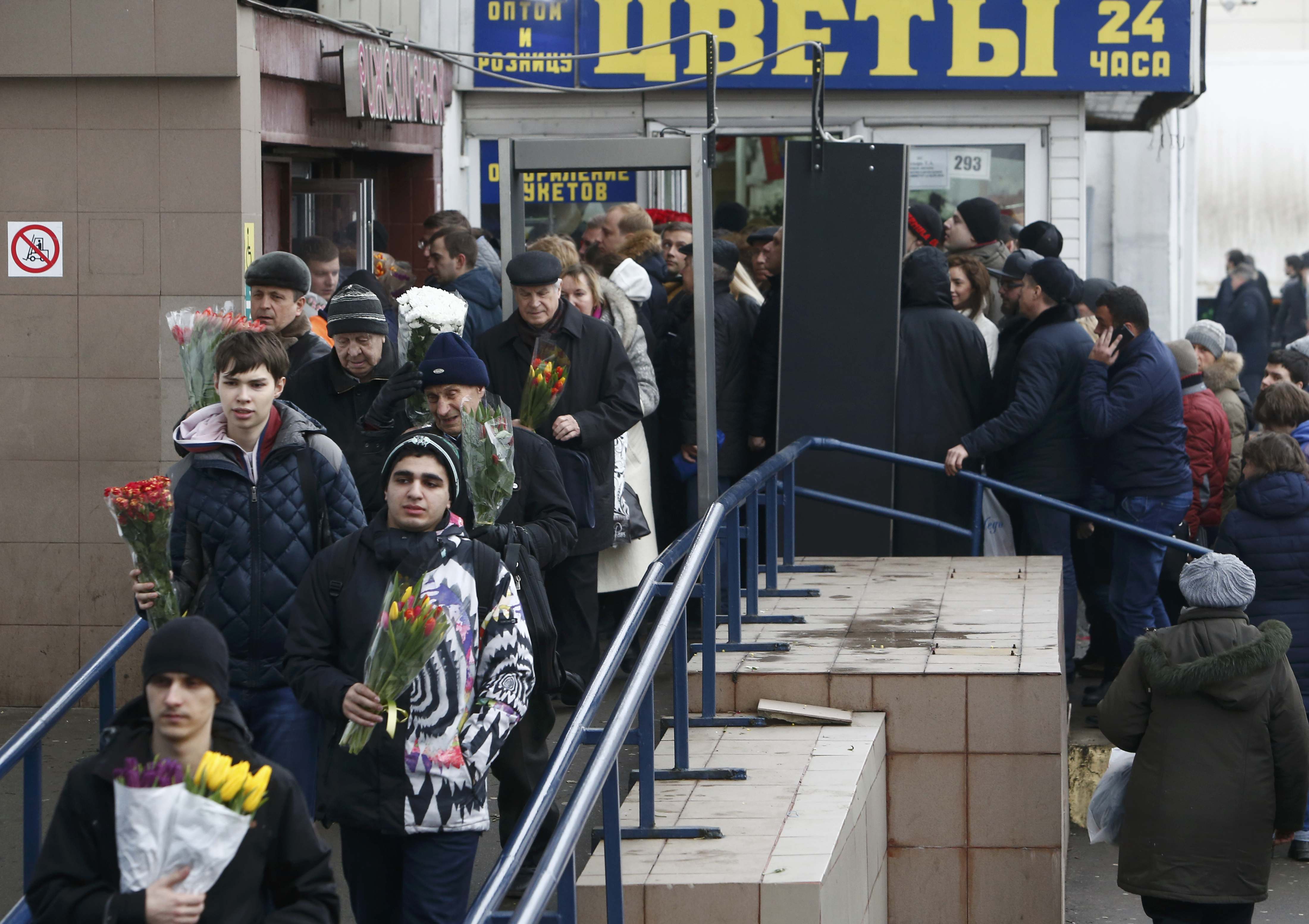 مواطنون روس يشترون الورد لاحتفالات يوم المرأة