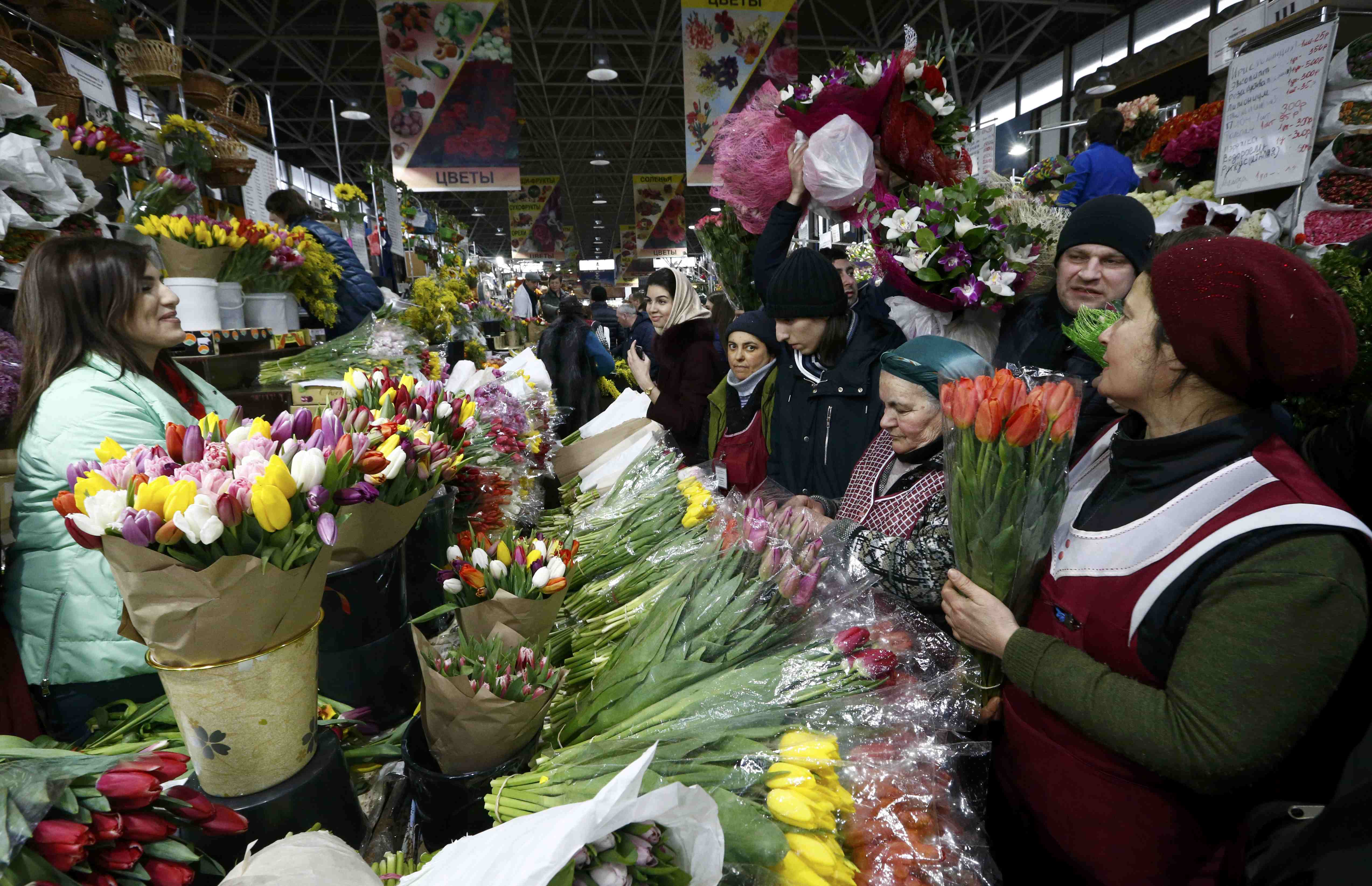 اقبال كثيف على متاجر الورود فى روسيا للاحتفال بيوم المرأة