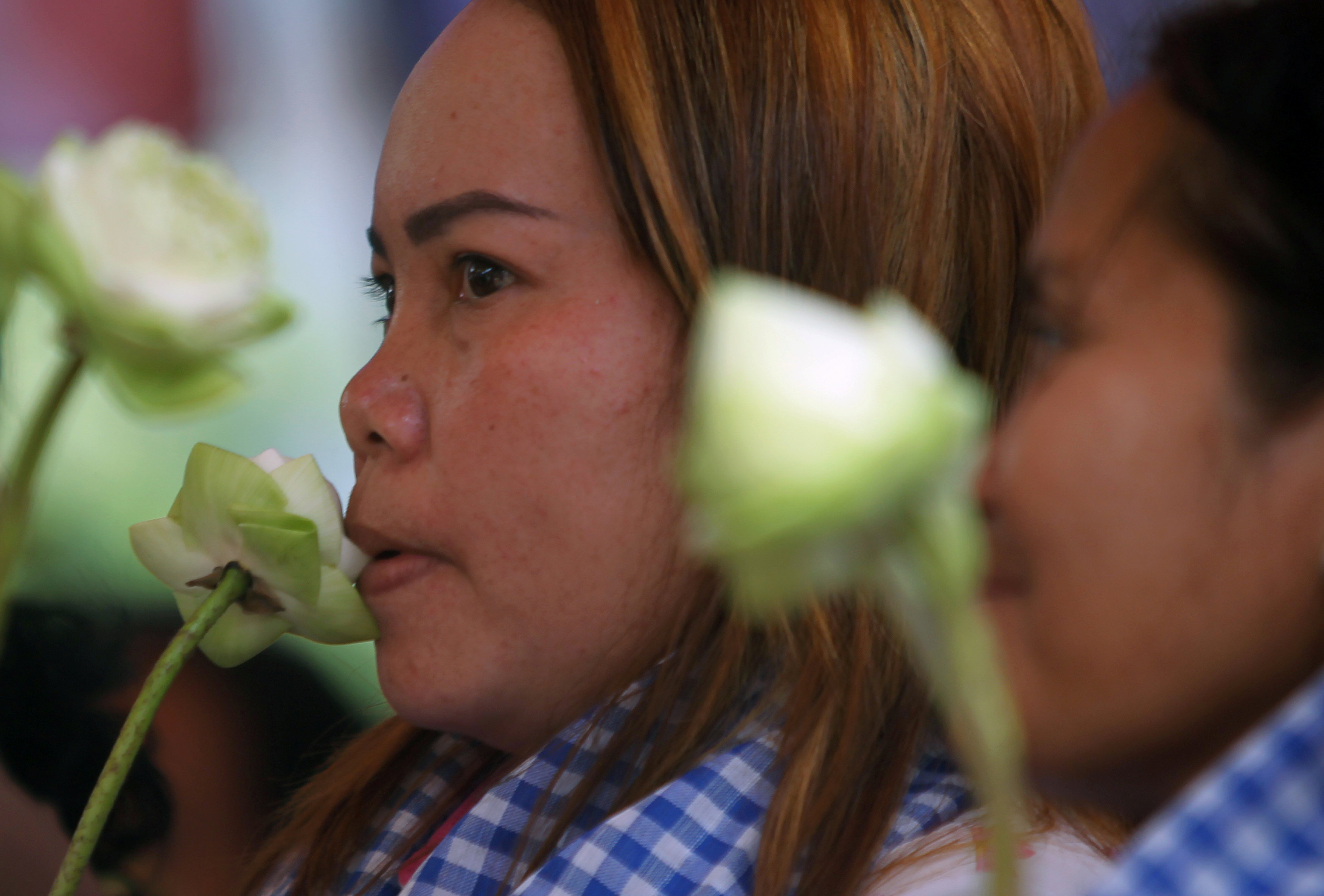 الفتيات فى كمبوديا يصلين قبيل احتفالات يوم المرأة