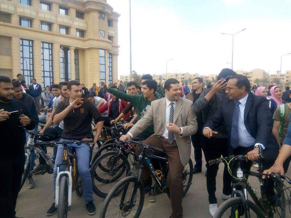 نائب رئيس جامعة القاهرة وعميد التجارة بماراثون دراجات للطلاب (1)
