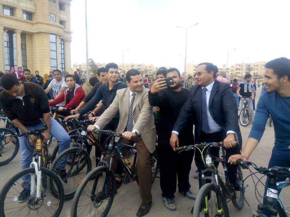 نائب رئيس جامعة القاهرة وعميد التجارة بماراثون دراجات للطلاب (2)