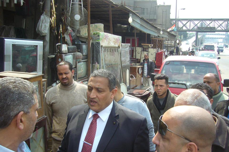 نائب محافظ القاهرة يناقش نقل بائعى الخردة من شارع بورسعيد (2)
