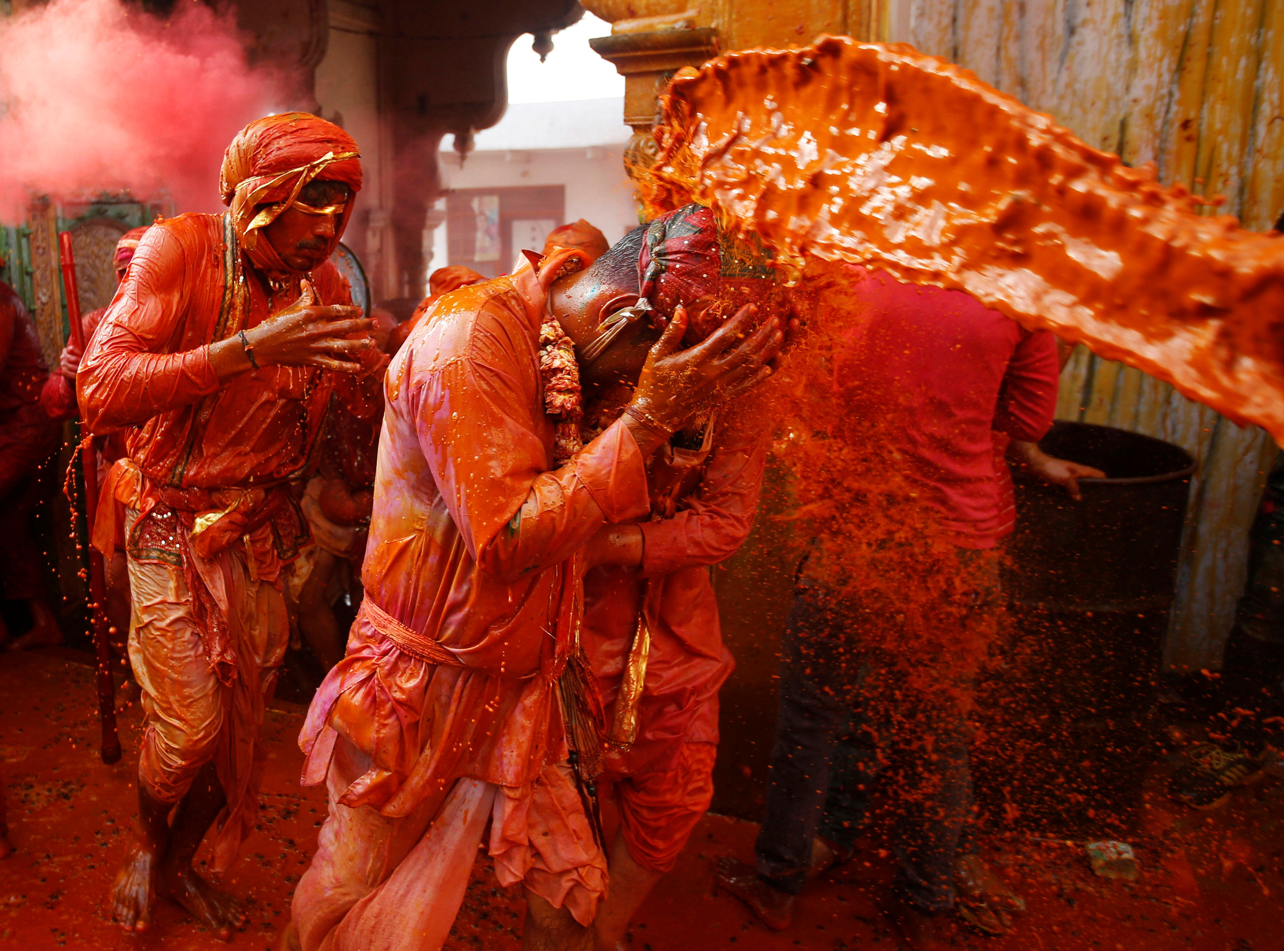 هندوس متعصبون يشاركون فى مهرجان دينى بالهند