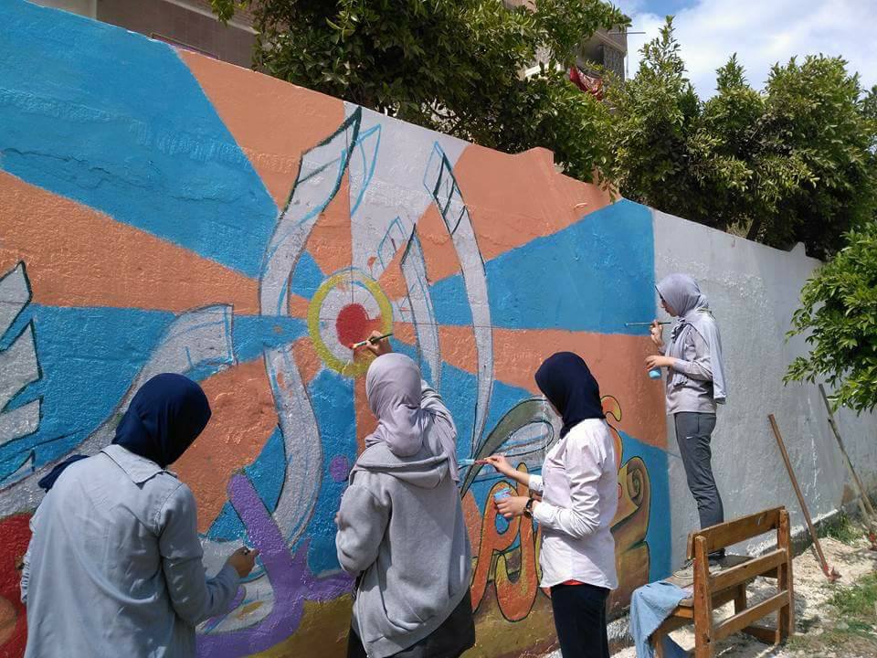         الطالبات تشاركن فى الرسم على الجدران بمدارس فوه