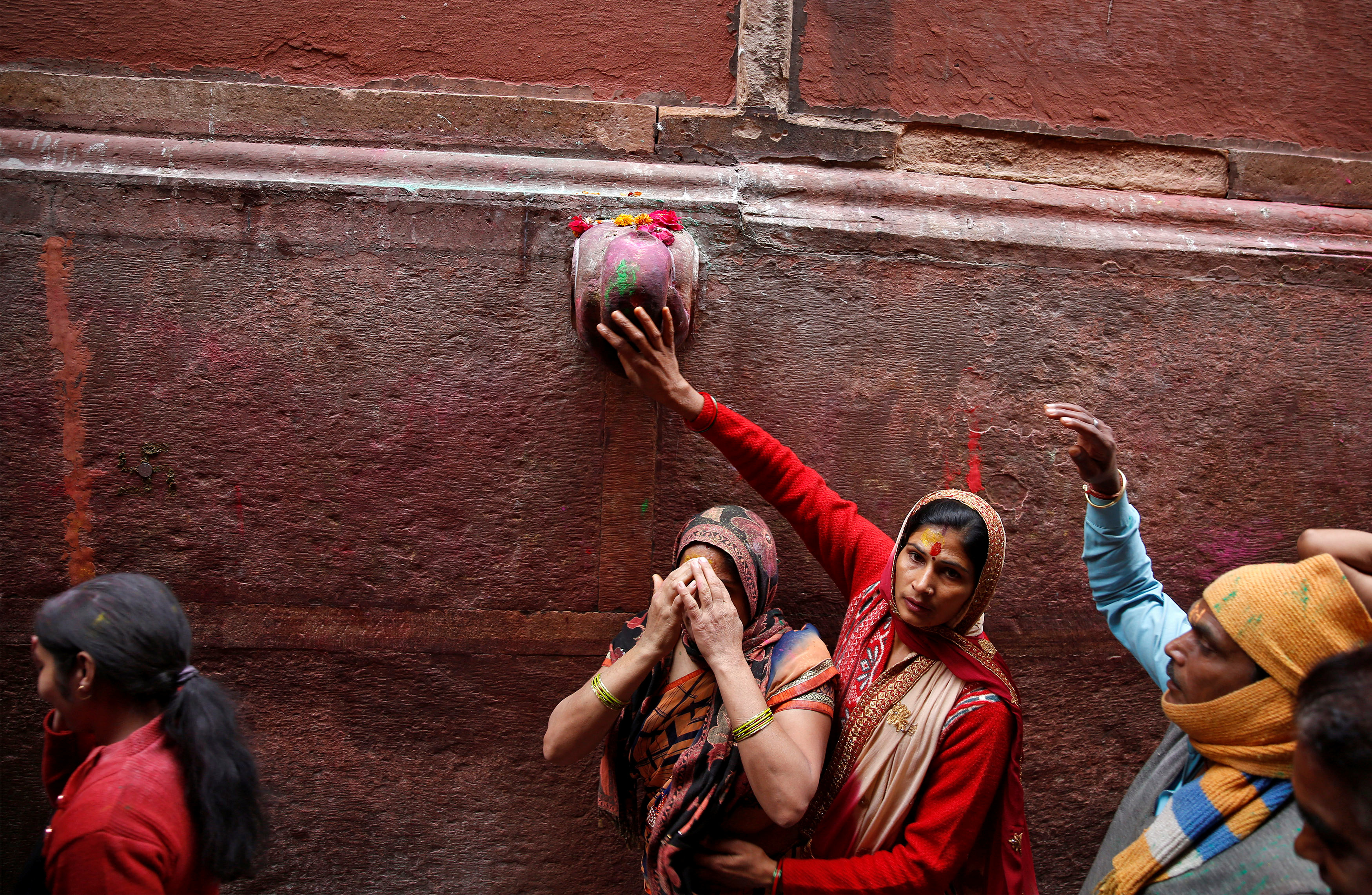 نساء يلمسن جدران معبد فى المهرجان الدينى بالهند
