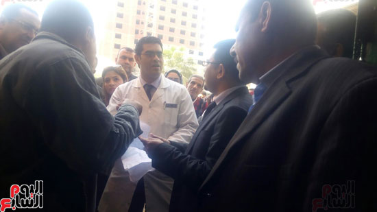 اللجنة مع الدكتور محمد نادي مدير مستشفى الفيوم العام