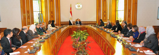  الرئيس عبد الفتاح السيسي مع أعضاء المجلس القومي للمرأة (3)