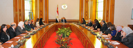 الرئيس عبد الفتاح السيسي مع أعضاء المجلس القومي للمرأة (2)