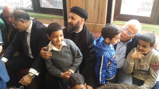 أطفال أقباط العريش مع محافظ بورسعيد والقس بيسادا