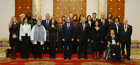  الرئيس عبد الفتاح السيسي مع أعضاء المجلس القومي للمرأة (4)