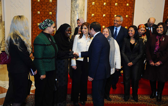  الرئيس عبد الفتاح السيسي مع أعضاء المجلس القومي للمرأة (5)
