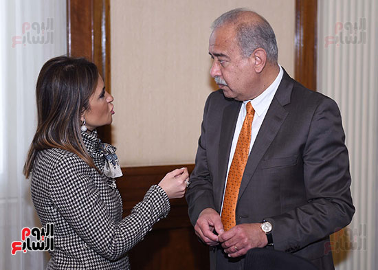 رئيس الوزراء مع الدكتورة سحر نصر (2)