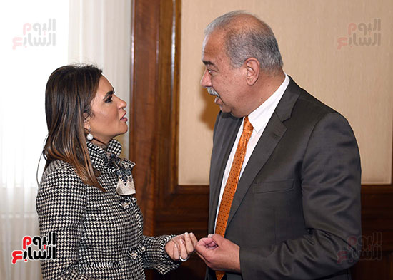 رئيس الوزراء مع الدكتورة سحر نصر