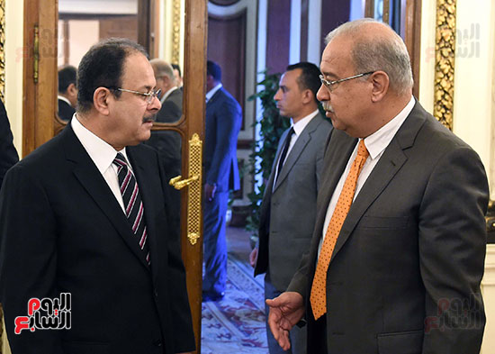 رئيس الوزراء مع اللواء مجدى عبد الغفار وزير الداخلية