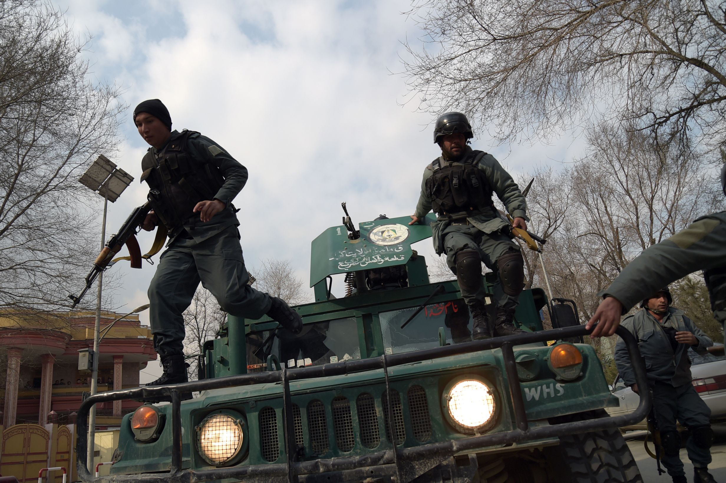 نزول رجال الأمن الأفغانيين من سيارتهم