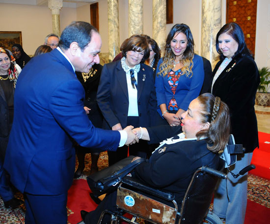  الرئيس عبد الفتاح السيسي مع أعضاء المجلس القومي للمرأة (6)
