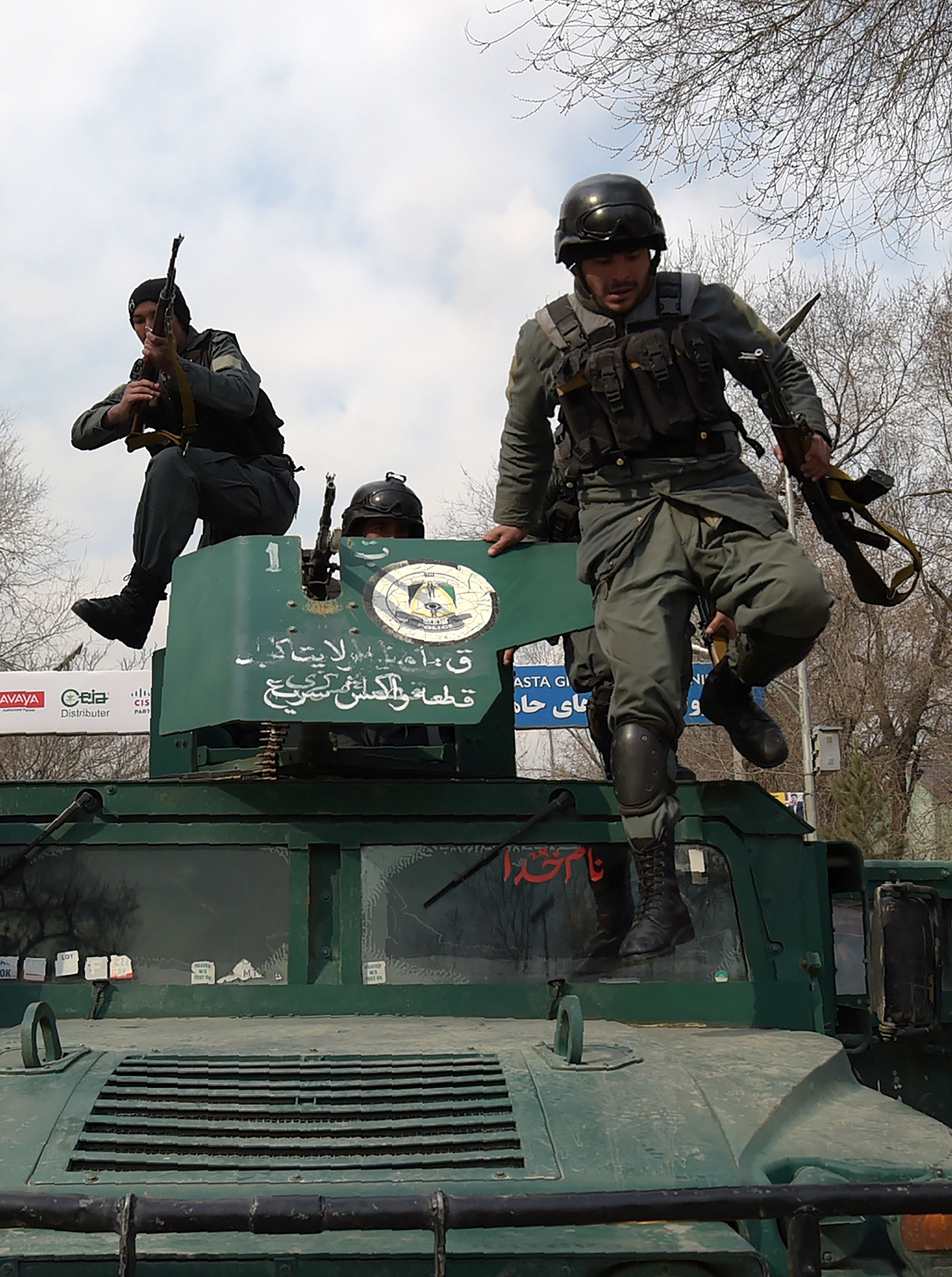 الشرطة الأفغانية تصل إلى موقع الحادث